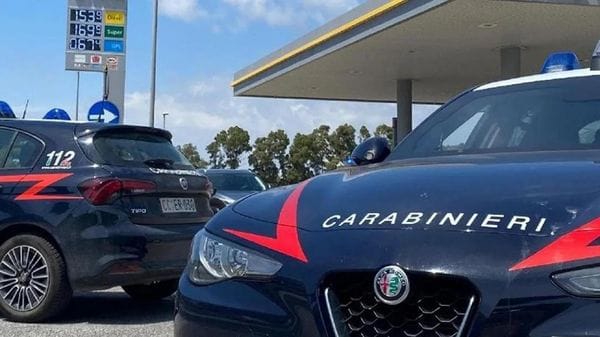 Litigano al distributore, gli spruzza addosso della benzina e poi scappa