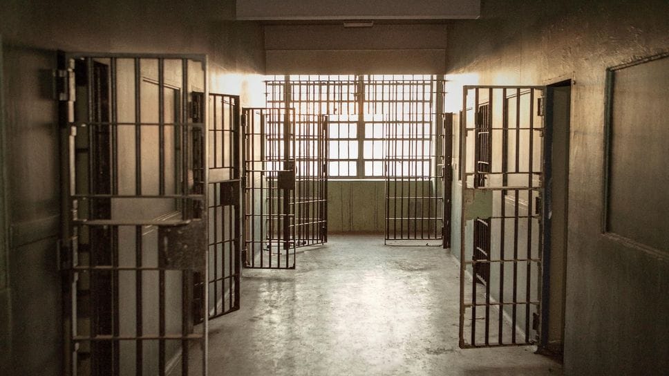 Ancora tensione in carcere: agente colpito da un detenuto