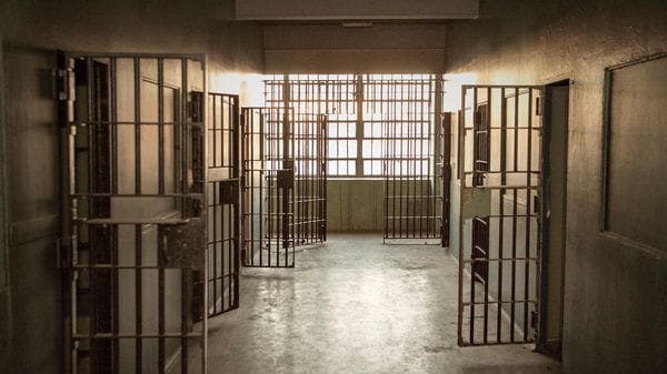 Ancora tensione in carcere: agente colpito da un detenuto