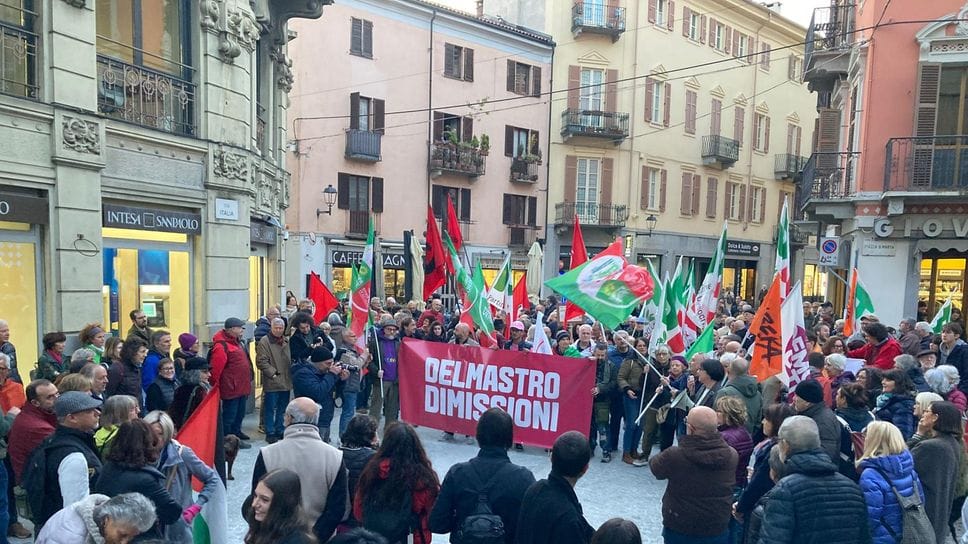 In duecento in piazza: «Ora Chiorino e gli altri»