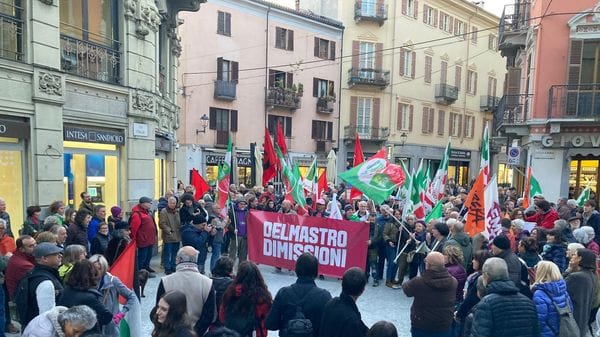 In duecento in piazza: «Ora Chiorino e gli altri»