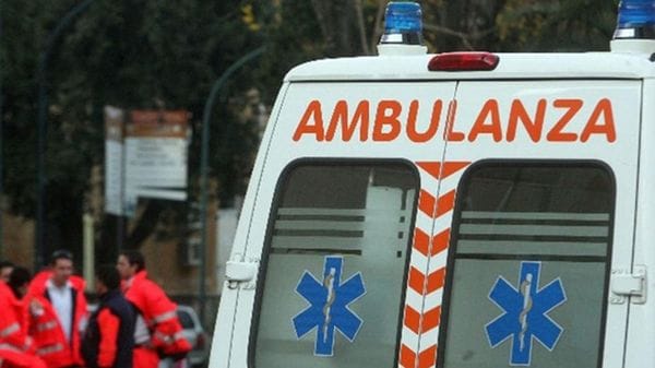Cade da quattro metri e batte schiena e testa: grave in ospedale
