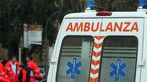 Cade da quattro metri e batte schiena e testa: grave in ospedale