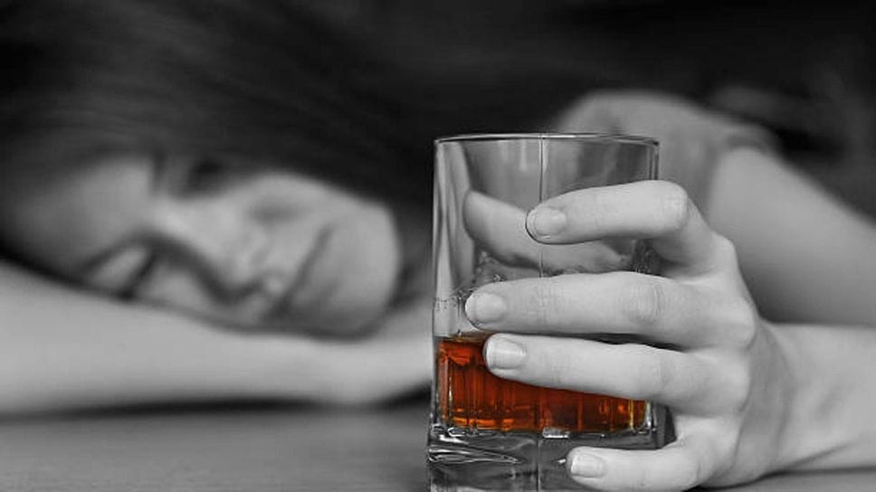 Entra in un bar per bere la birra acquistata al supermercato