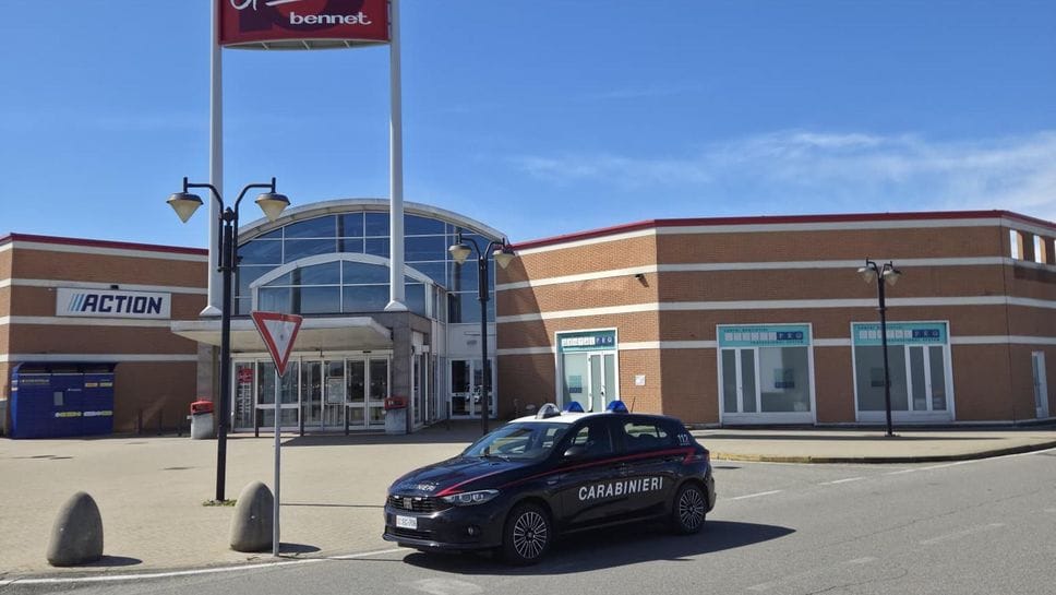 Tenta di rubare alla Bennet: aveva un ordine di carcerazione pendente da tre anni
