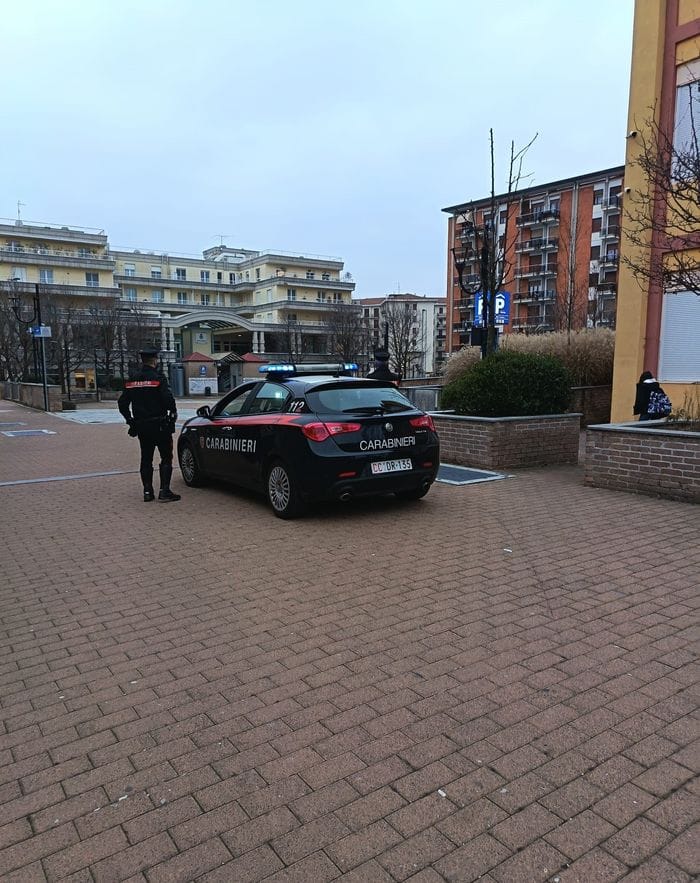 Trascina per strada ragazza di 16 anni: arrestato