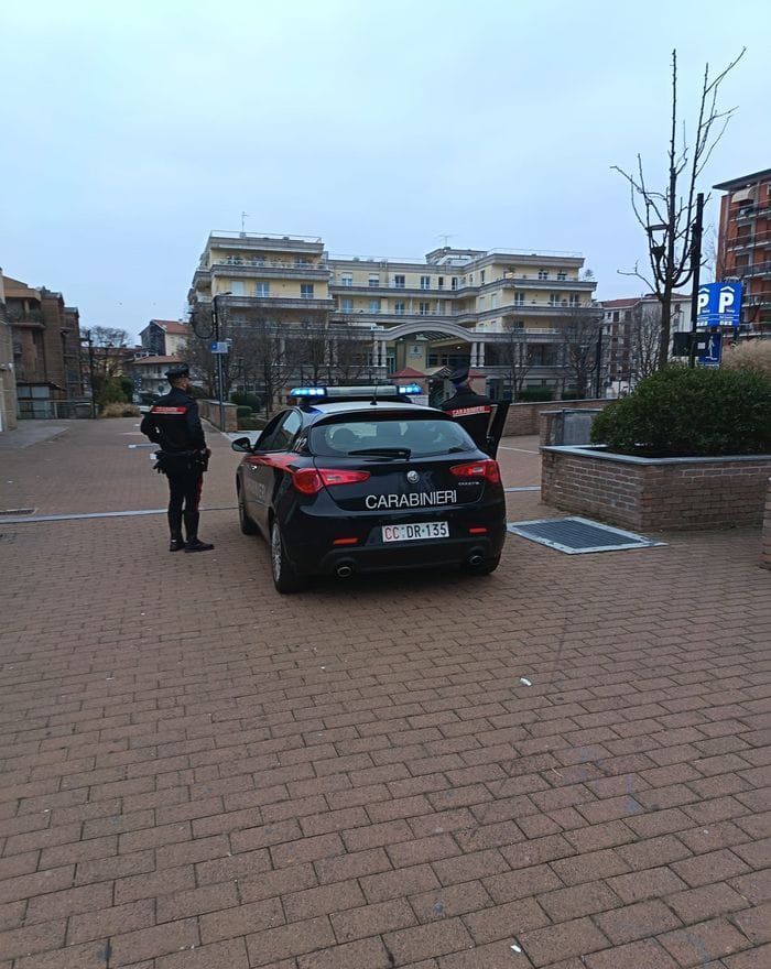 Trascina per strada ragazza di 16 anni: arrestato