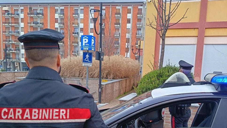 Trascina per strada ragazza di 16 anni: arrestato
