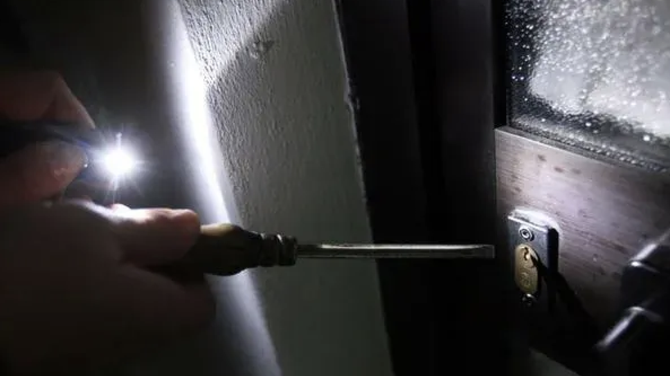 Tentano di entrare in casa a Cossato: danni alla porta