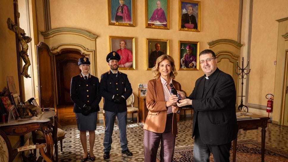 Il questore consegna al Vescovo l’olio di Capaci