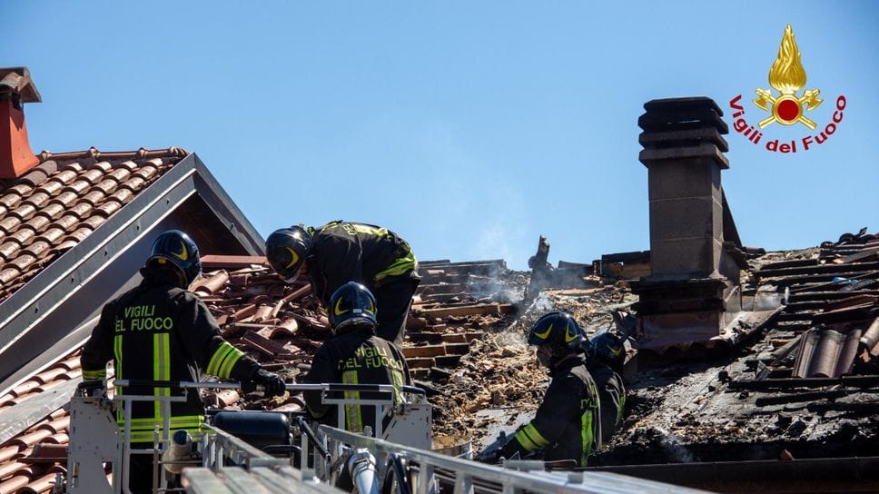 Sordevolo, a fuoco un tetto: l’intervento dura parecchie ore