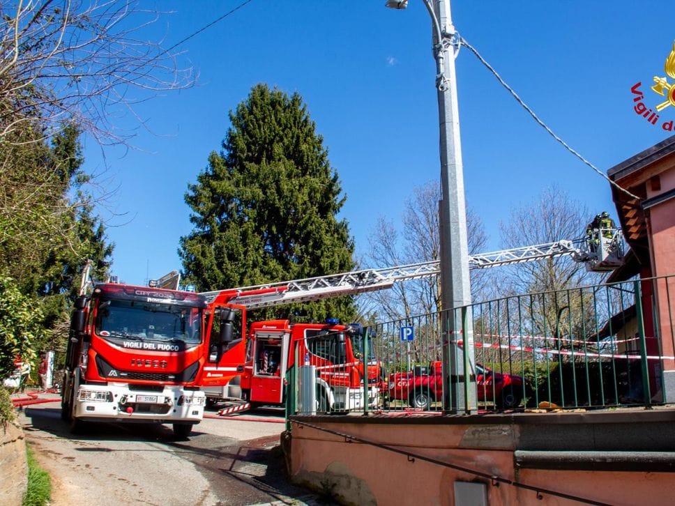 Sordevolo, a fuoco un tetto: l’intervento dura parecchie ore