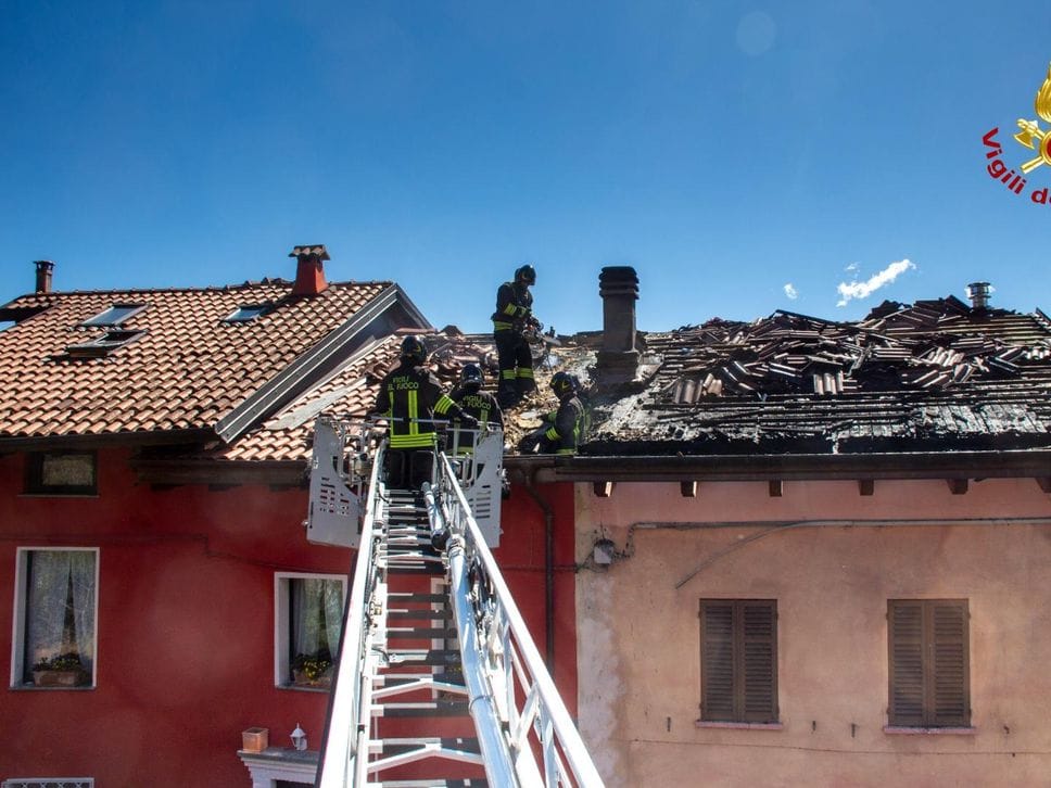 Sordevolo, a fuoco un tetto: l’intervento dura parecchie ore