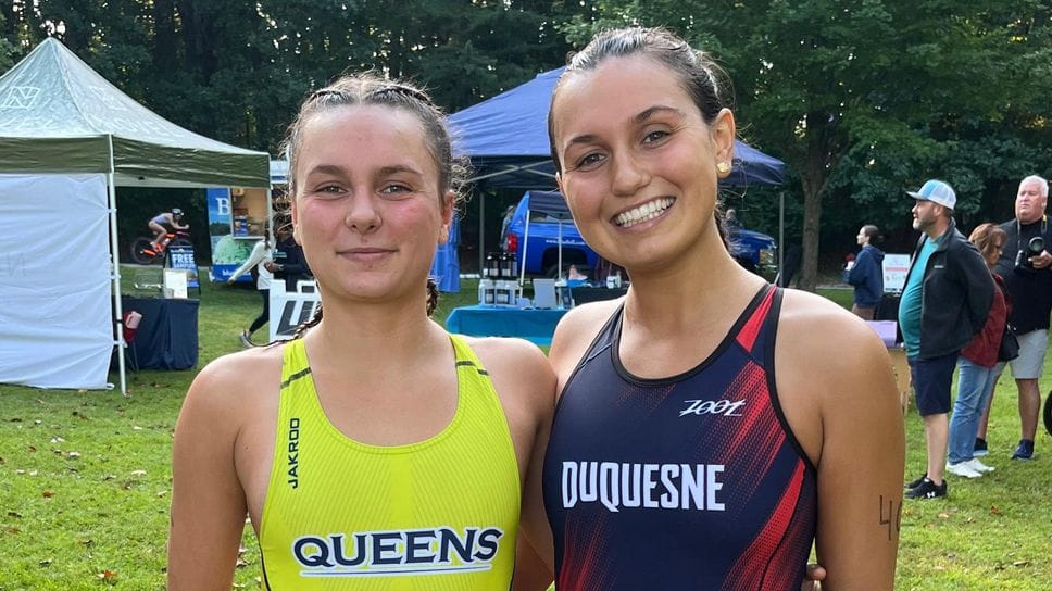 Costanza Antoniotti (a sinistra) con la maglia di Queens University in una foto di repertorio con la torinese Rachele Lavagno