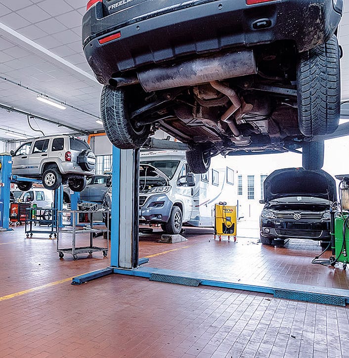 Il lavoro in un’autofficina