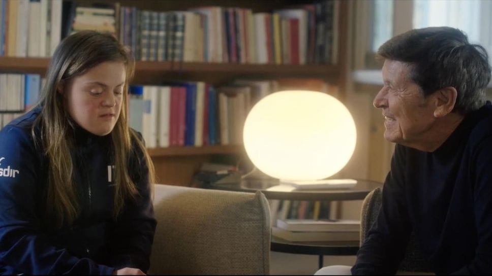 Nicole Orlando intervistata da Gianni Morandi in una scena del film