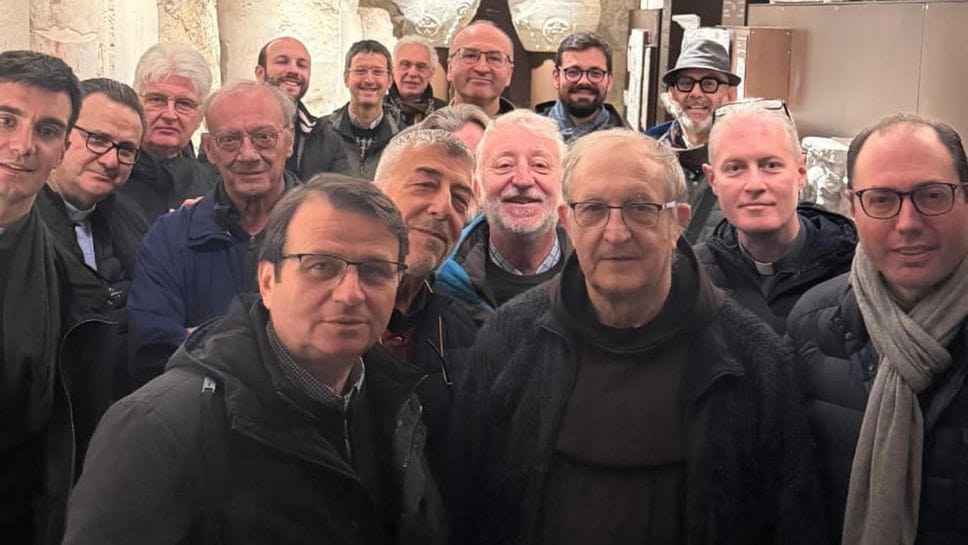 Don Zampa e i sacerdoti piemontesi in visita al museo francescano con una guida d’eccezione, padre Eugenio Alliata, esperto archeologo.