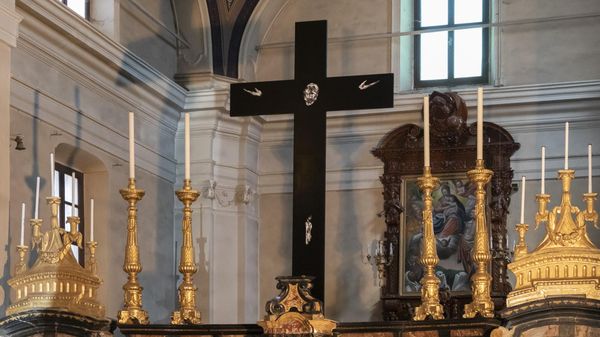 La luce che nasce dall’ombra: la Croce per San Frassati