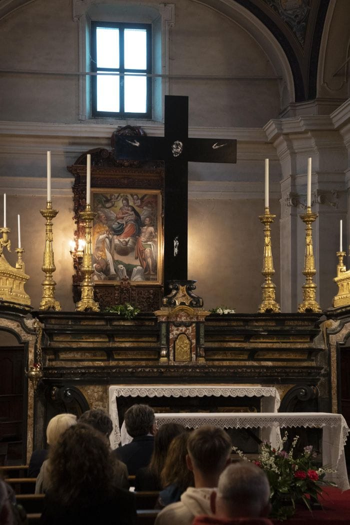 La luce che nasce dall’ombra: la Croce per San Frassati