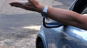 Gli lancia un sasso contro l’auto dopo una lite