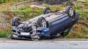 Auto centra una vettura in sosta e poi si ribalta