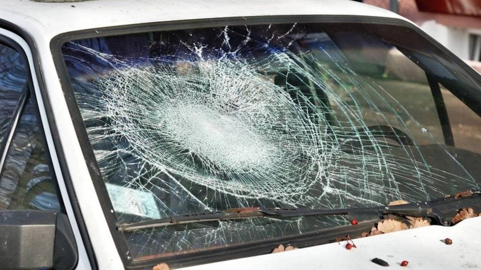 Masso colpisce una Peugeot, conducente illesa