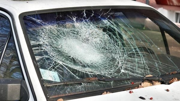 Masso colpisce una Peugeot, conducente illesa