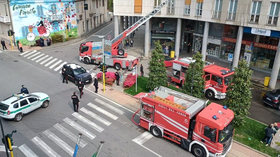 Appartamento a fuoco in centro a Vigliano: incendio spento, nove persone in ospedale