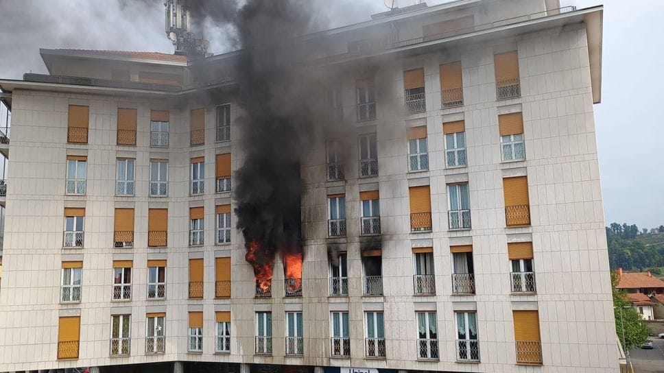 Appartamento a fuoco in centro a Vigliano: incendio spento, nove persone in ospedale