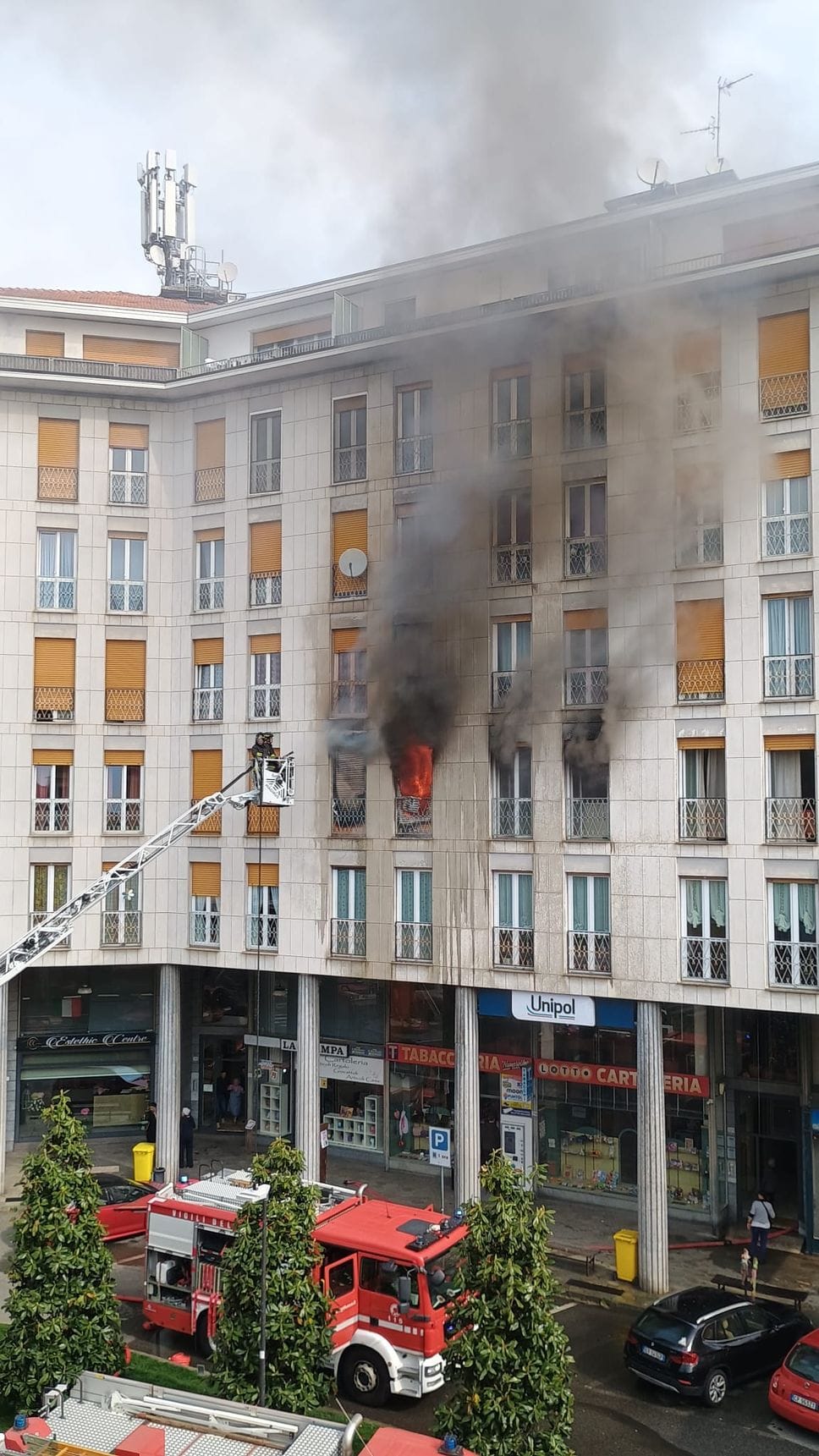 Appartamento a fuoco in centro a Vigliano: incendio spento, nove persone in ospedale