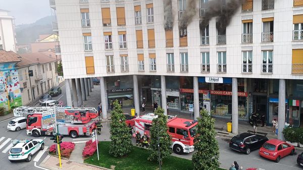 Appartamento a fuoco in centro a Vigliano: incendio spento, nove persone in ospedale