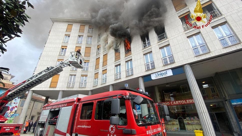 Incendio  a Vigliano: sono 30 le persone evacuate