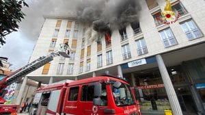 Incendio  a Vigliano: sono 30 le persone evacuate