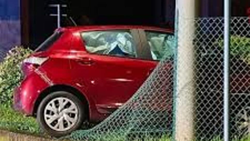 Si dimentica di inserire il freno a mano e l’auto finisce nel fosso