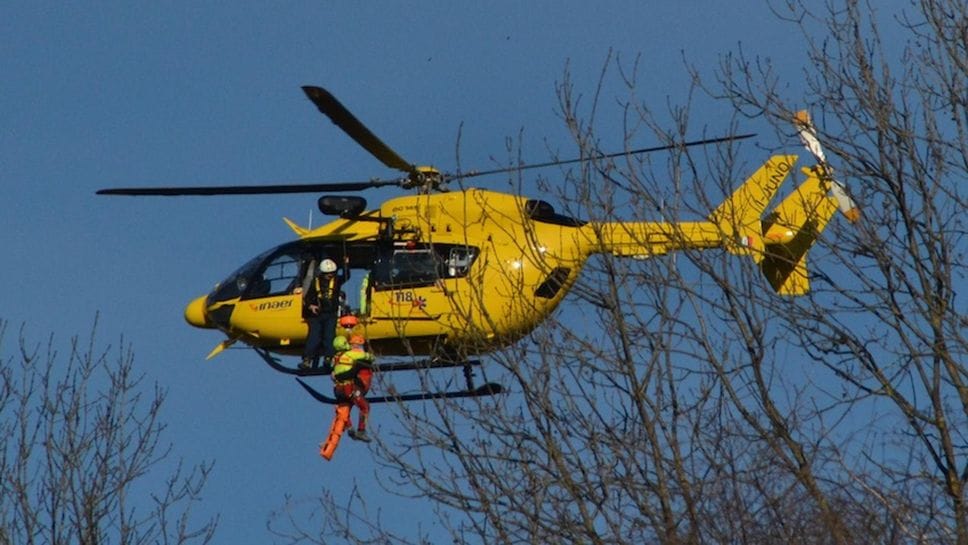 Finisce in una scarpata con la moto: elitrasportato all’ospedale in codice rosso