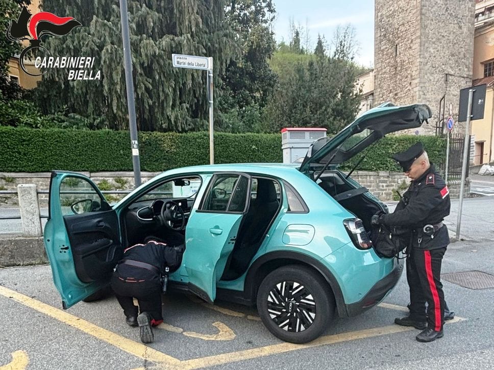 Truffano due anziani e scappano, ma vengono presi e arrestati dai carabinieri