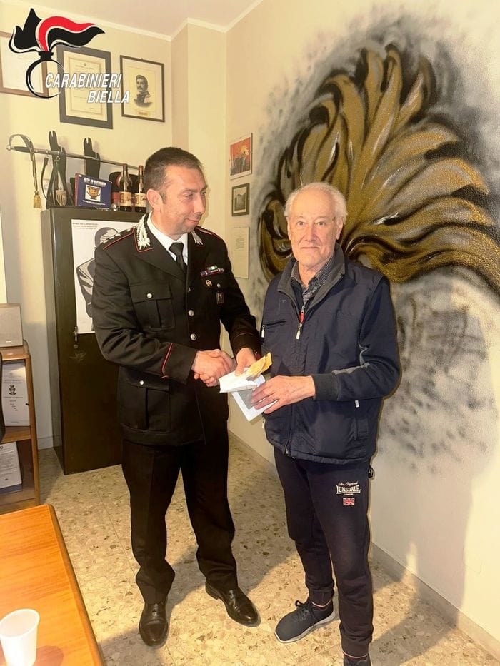 Truffano due anziani e scappano, ma vengono presi e arrestati dai carabinieri