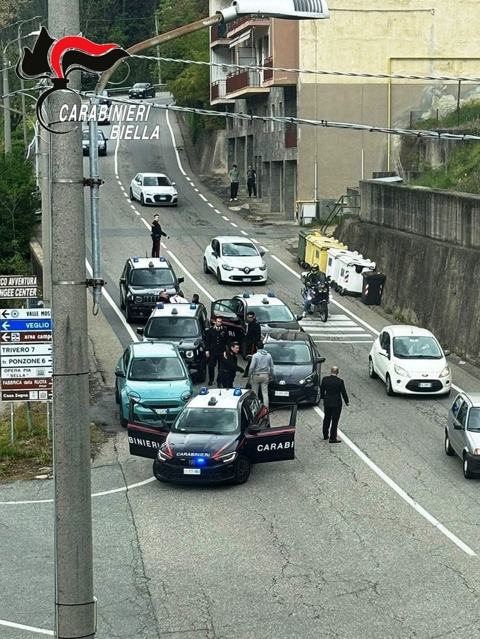 Truffano due anziani e scappano, ma vengono presi e arrestati dai carabinieri