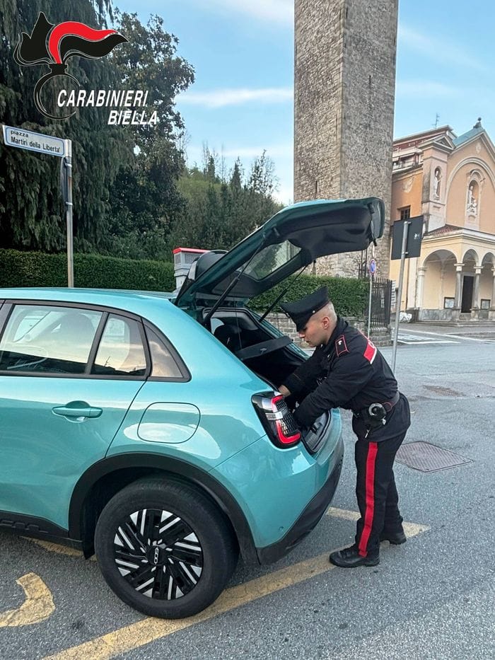 Truffano due anziani e scappano, ma vengono presi e arrestati dai carabinieri