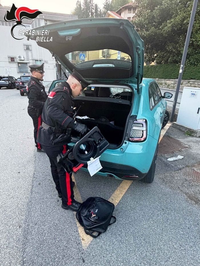 Truffano due anziani e scappano, ma vengono presi e arrestati dai carabinieri