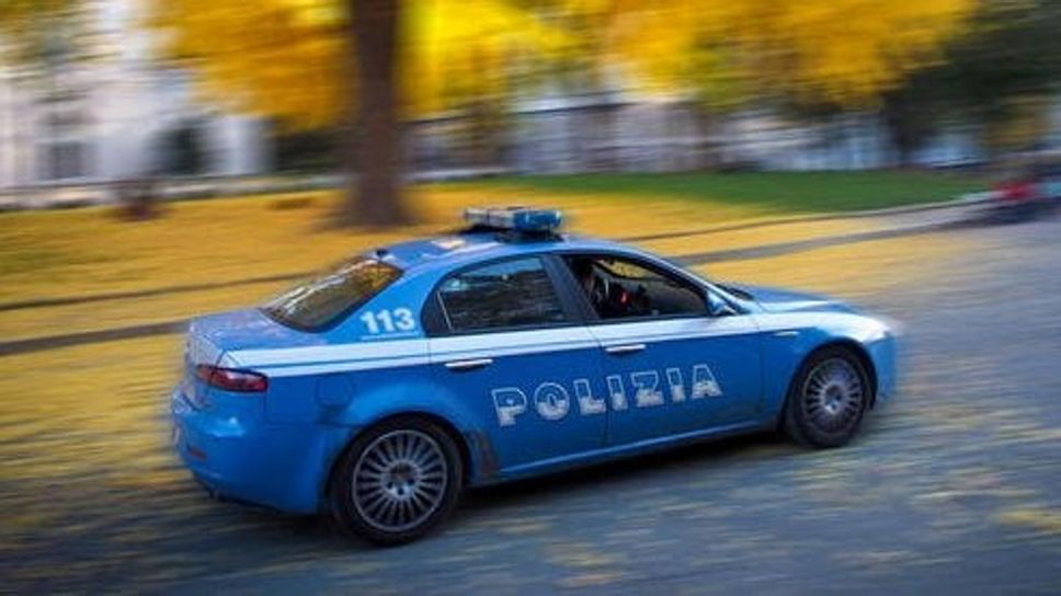 Fugge dai poliziotti a bordo del monopattino: fermato