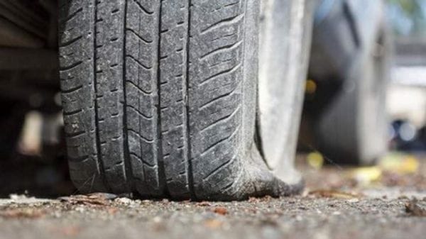 Le tagliano le gomme della Bmw