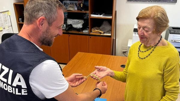 Truffa una donna di 80 anni, ma viene presa dalla polizia