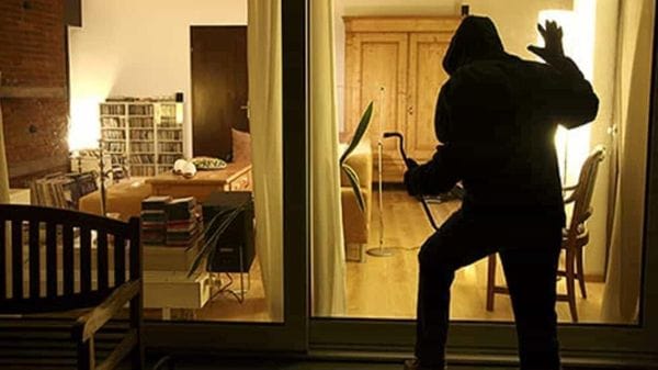 Si arrampicano sulla grondaia ed entrano in casa