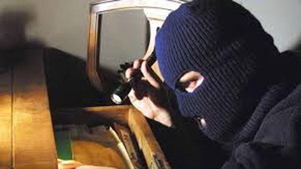 Entrano dalla finestra rimasta aperta e rubano due collane d’oro