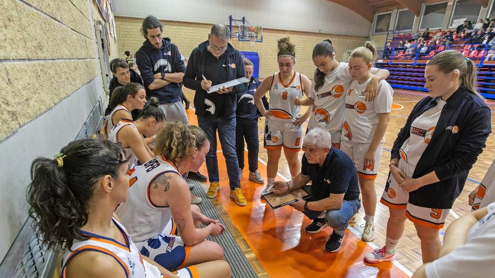 Serataccia della Bfb: la festa salvezza la fa Arona