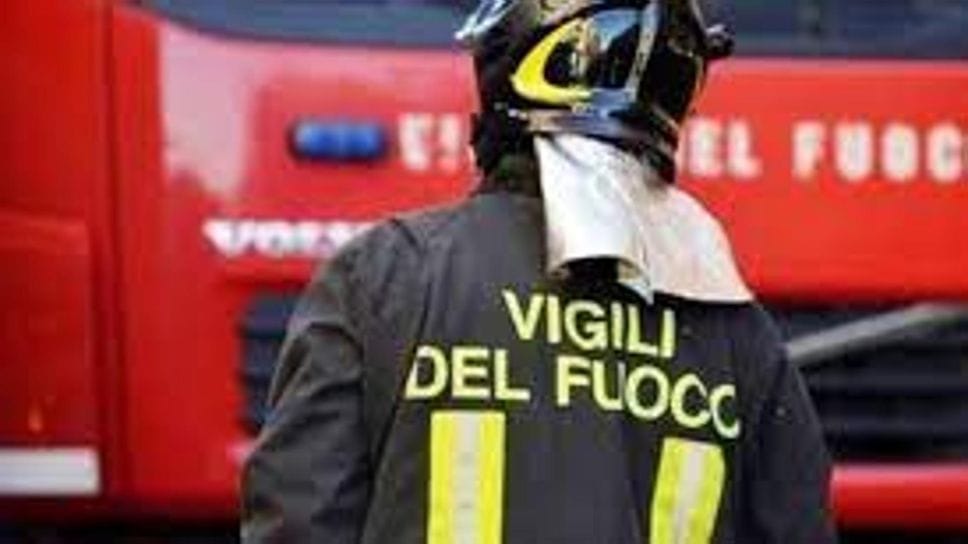 Passeggino prende fuoco in un palazzo di Cossato