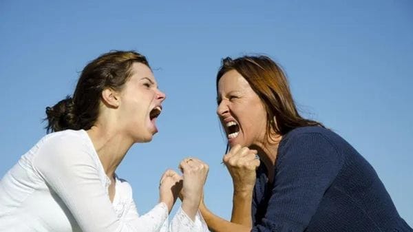 Lite tra due donne: una viene ferita all’occhio e viene portata in ospedale