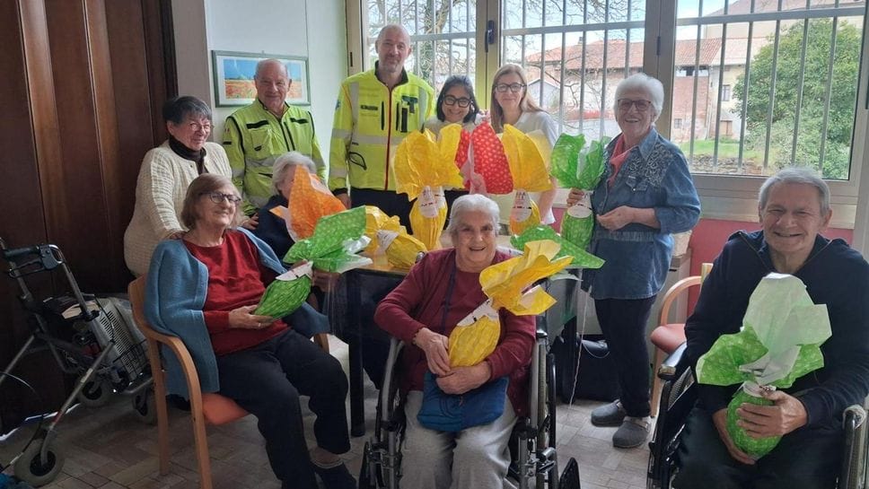 La Croce Verde biellese dona le uova di Pasqua nella Rsa di Albano Vercellese