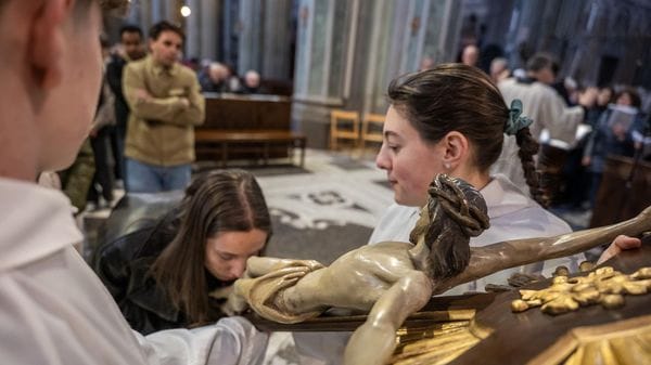 La celebrazione della Passione e la Via Crucis con il Vescovo nel segno di San Francesco